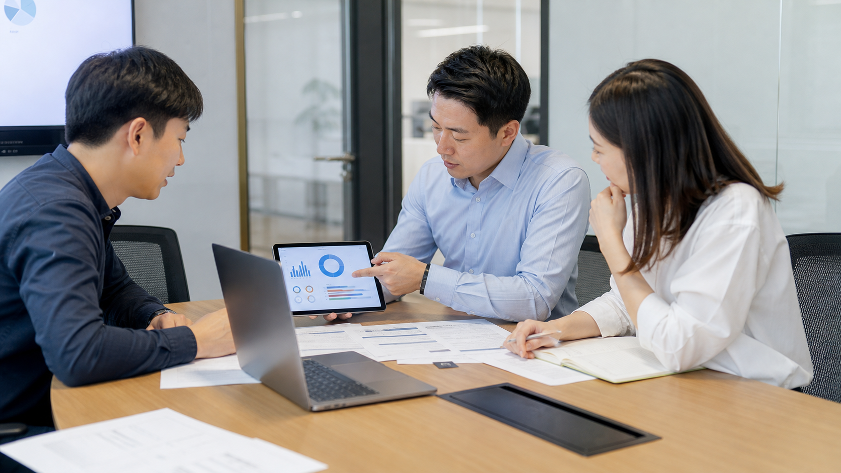 团队在会议室核对 AI 软件订阅支出